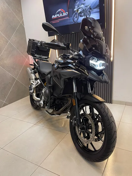 Frente de la BMW F 800 GS 2024 con el faro LED encendido y cubrepuños