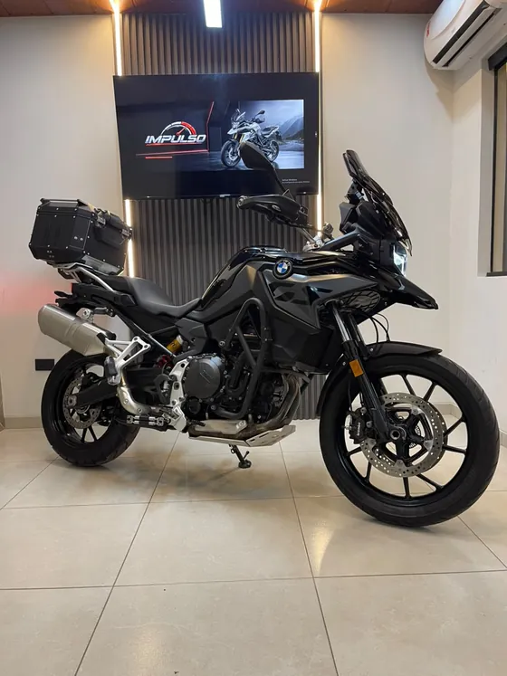 BMW F 800 GS Triple Black 2024 en tres cuartos frontal dentro del showroom de IMPULSO