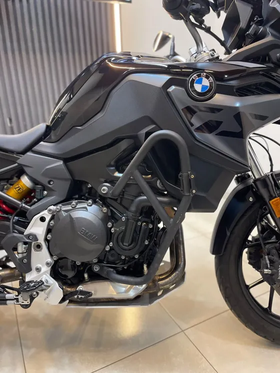 Motor bicilíndrico de la BMW F 800 GS con defensas de motor y protector de cárter