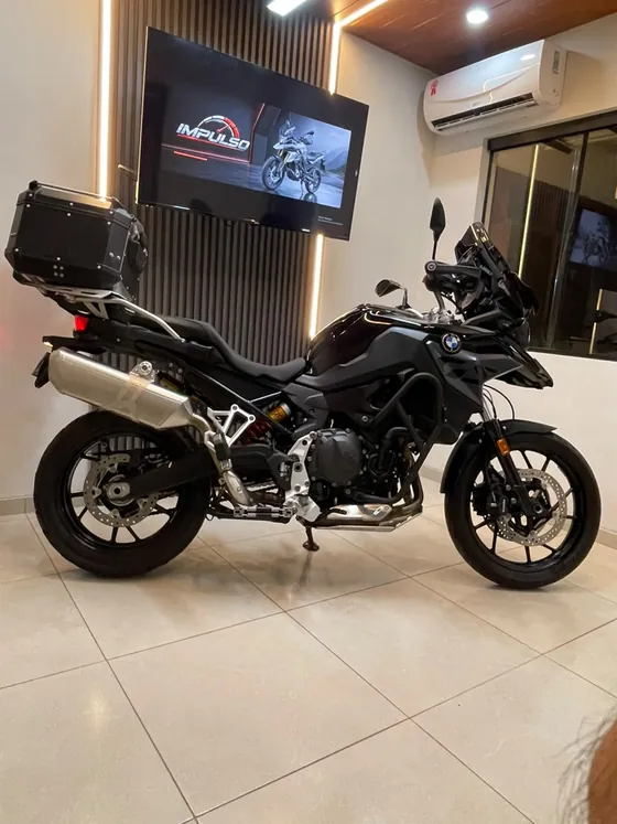 Perfil completo de la BMW F 800 GS Triple Black 2024 con top case de aluminio