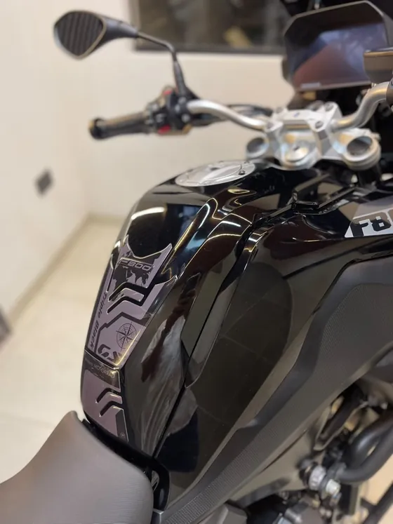 Protector de tanque de la BMW F 800 GS con la leyenda Triple Black