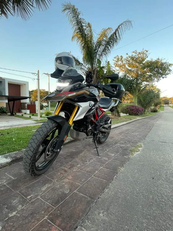 BMW 310 GS de frente mostrando cubrepuños y parabrisas
