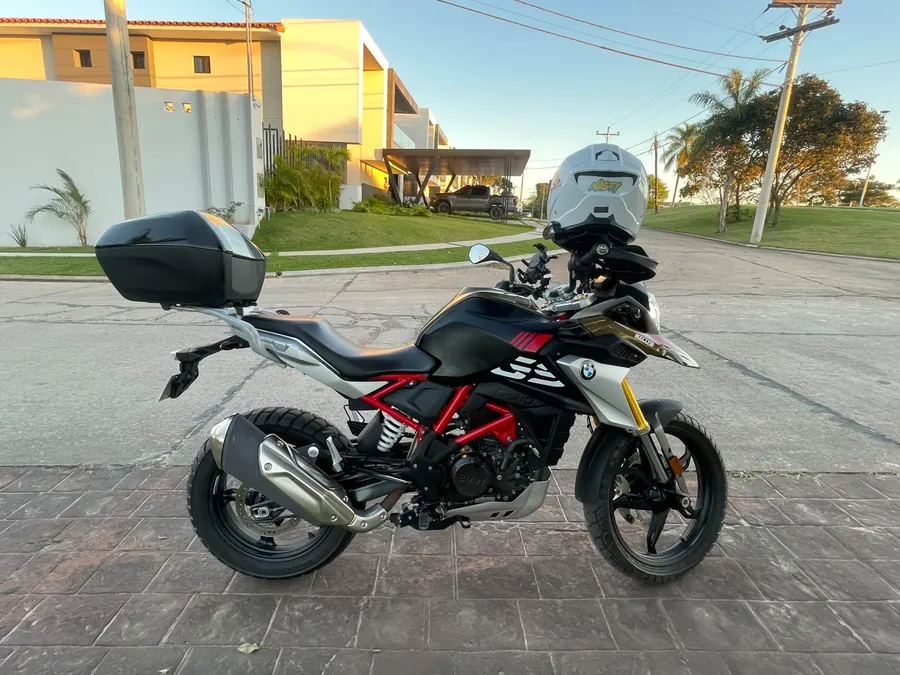 Perfil completo de la BMW 310 GS con Top Case original BMW montado