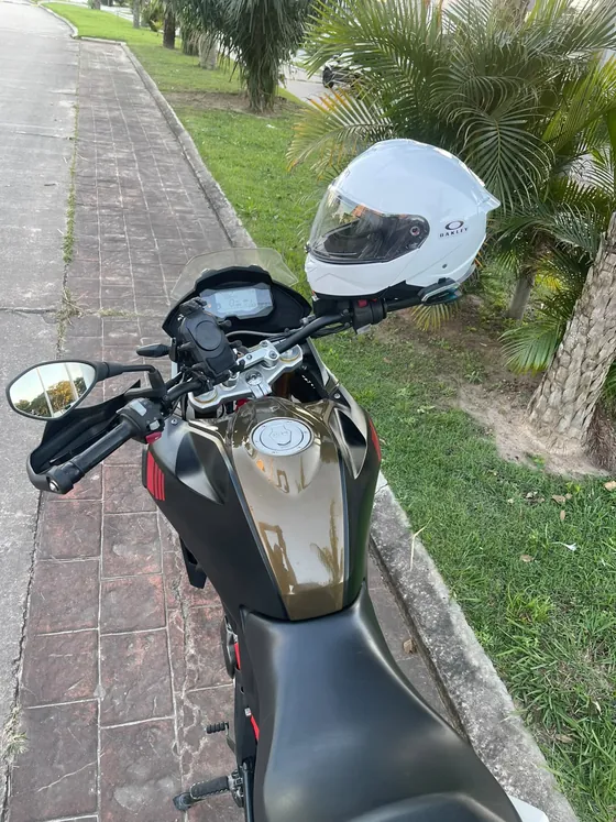 Puesto de mando de la BMW 310 GS: tanque, tablero y manubrio