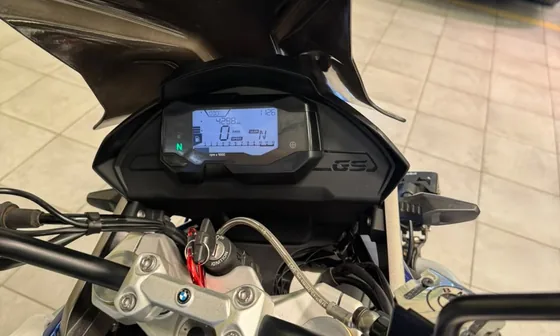Puesto de mando de la BMW 310 GS 2024 con el tablero digital y el visor alto