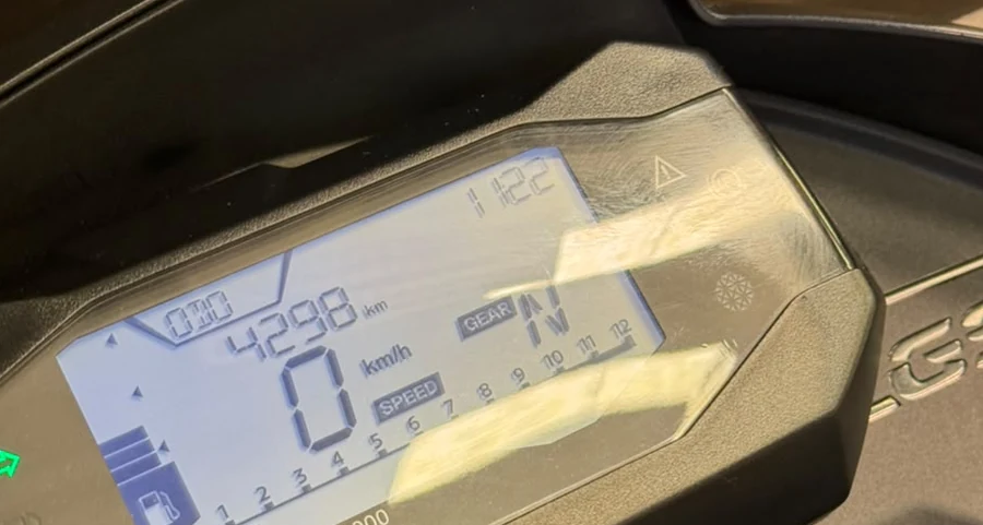 Tablero de la BMW 310 GS 2024 mostrando 4.298 km en el odómetro