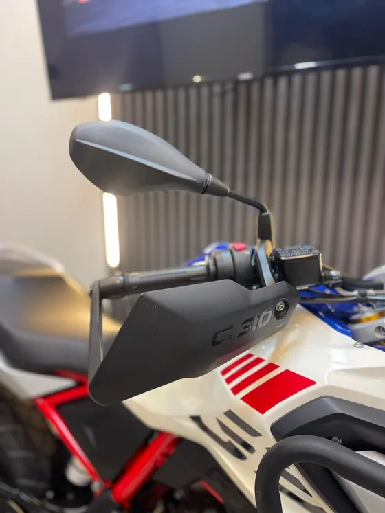 Detalle de los protectores de puño y el carenado de la BMW 310 GS 2025
