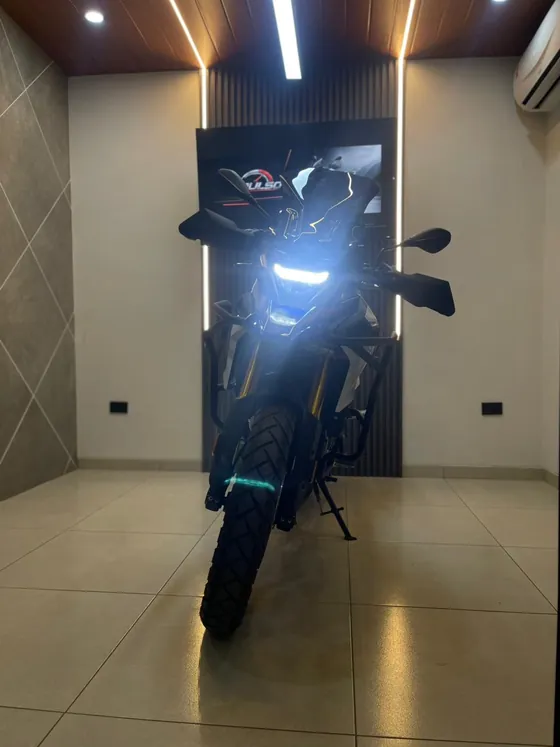 BMW 310 GS 2025 de frente con el faro LED encendido