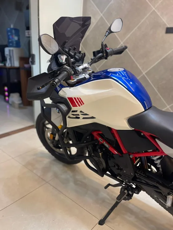 Detalle del tanque y protectores laterales de la BMW 310 GS 2025
