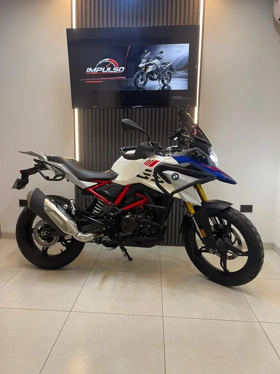 Perfil completo de la BMW 310 GS 2025 en librea tricolor
