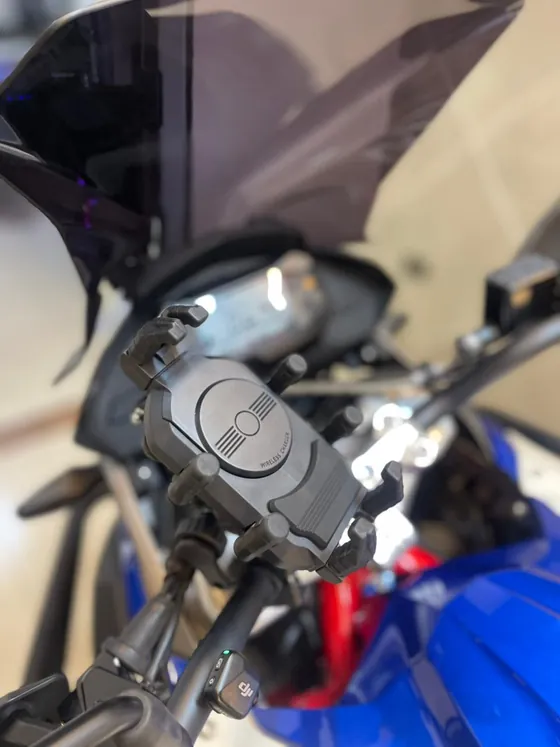 Puesto de mando de la BMW 310 GS 2025 con soporte de celular