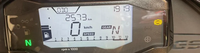 Tablero digital de la BMW 310 GS 2025 mostrando 2.573 km en el odómetro