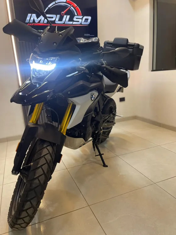 BMW 310 GS 2025 de frente en tres cuartos con el faro LED encendido