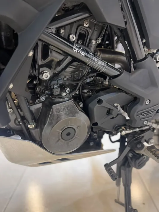 Motor monocilíndrico de la BMW 310 GS 2025 con el cubre cárter instalado