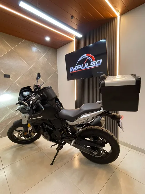 Perfil lateral de la BMW 310 GS 2025 con el Top Case montado