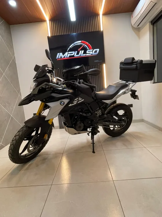 BMW 310 GS 2025 en tres cuartos dentro del showroom de IMPULSO