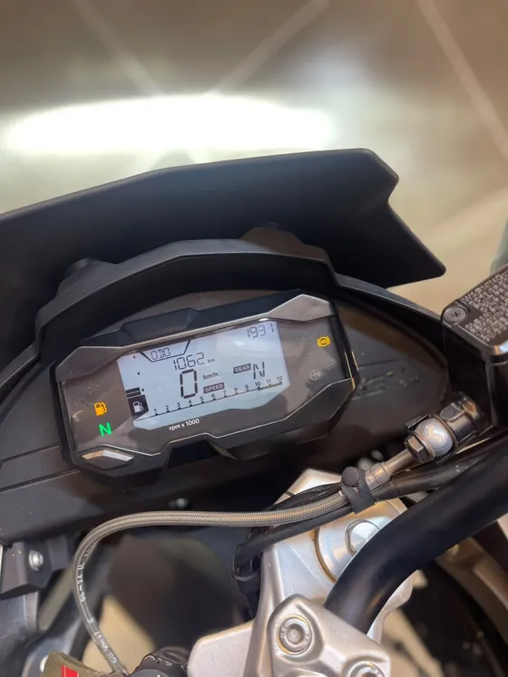 Tablero digital de la BMW 310 GS 2025 marcando 1.062 km