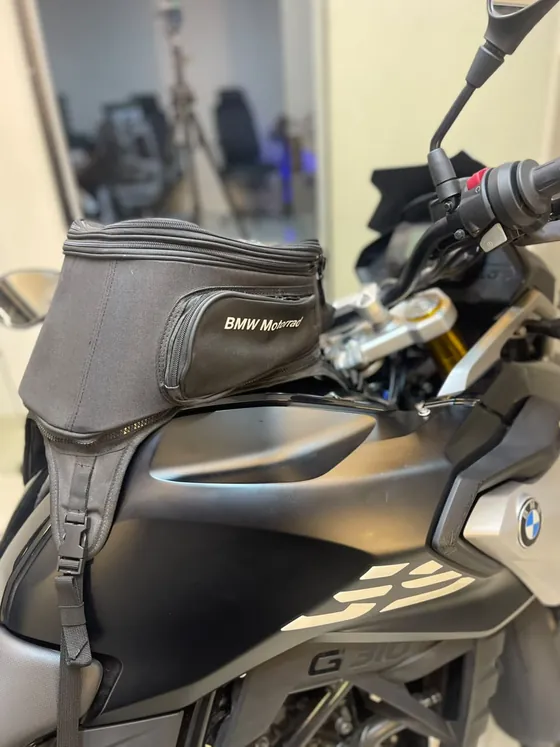 Tank Bag original BMW Motorrad montado sobre el tanque de la 310 GS