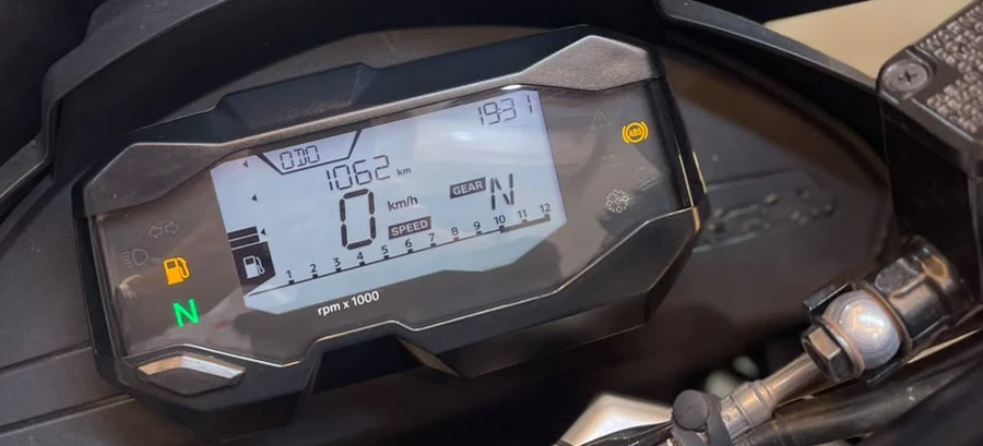 Tablero de la BMW 310 GS 2025 mostrando 1.062 km en el odómetro